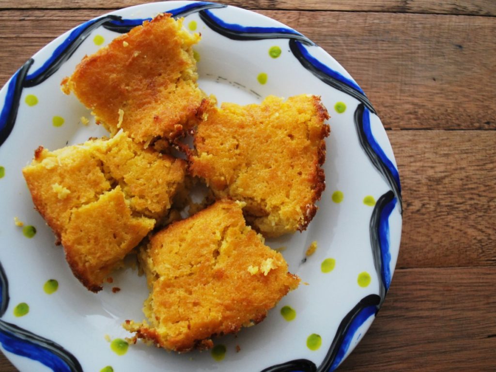 Bolo de milho com fiapos de coco: dá pra resistir?