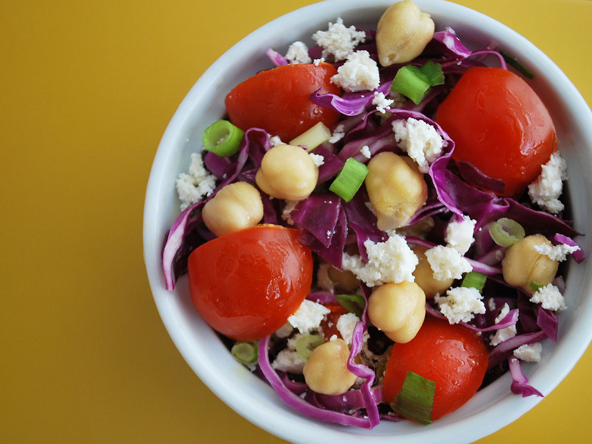 salada de repolho roxo, grão-de-bico, tomatinho e ricota