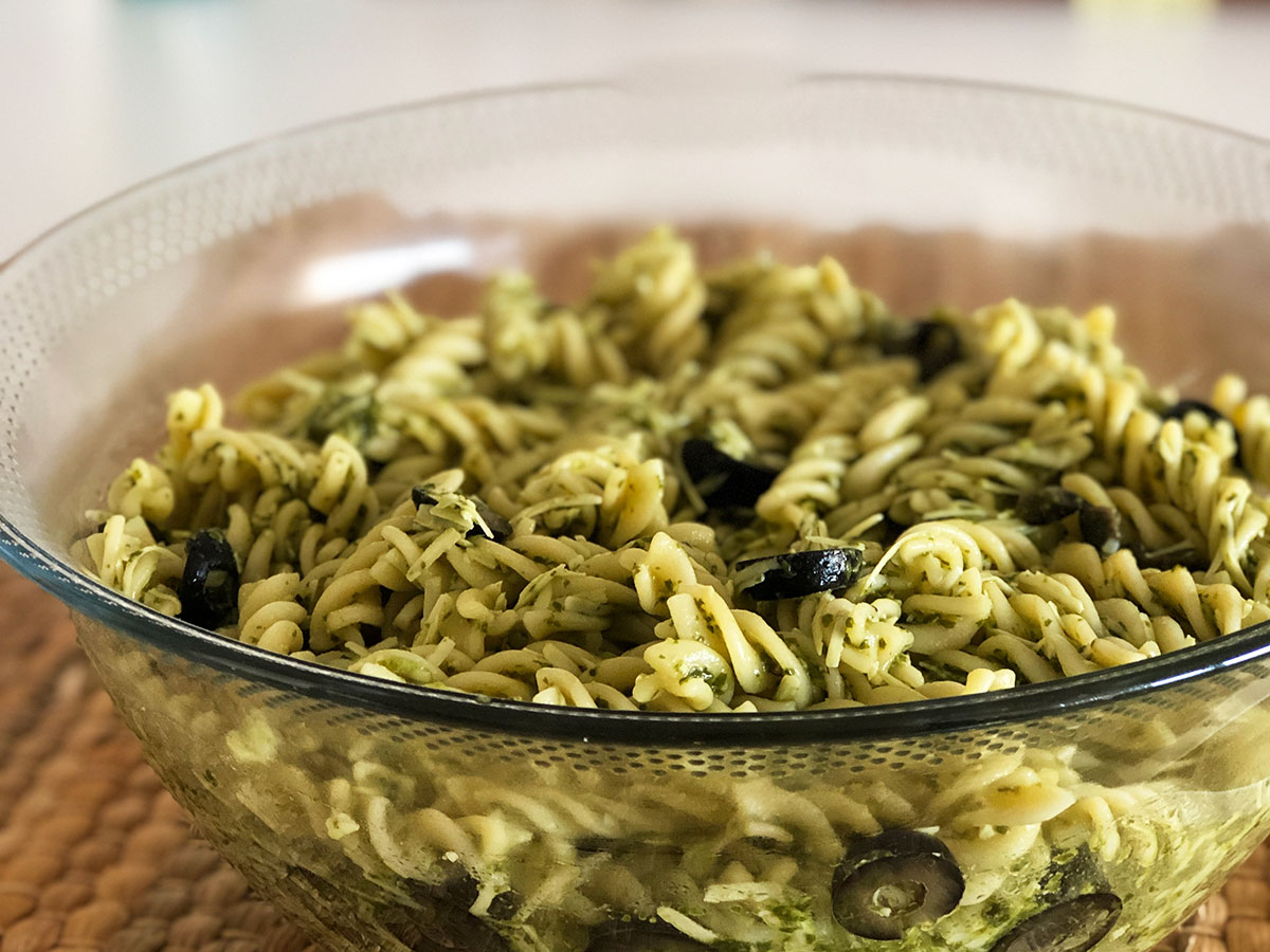 Salada de macarrao com molho de manjericão