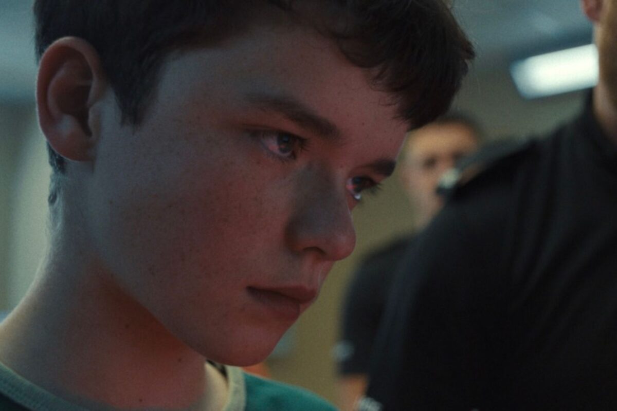 Jamie, protagonista da série Adolescência, da Netflix, chega à delegacia