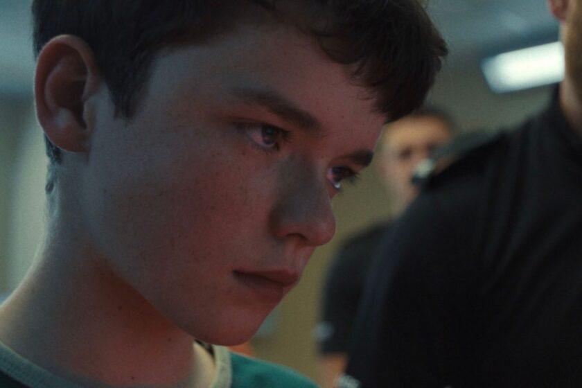Jamie, protagonista da série Adolescência, da Netflix, chega à delegacia