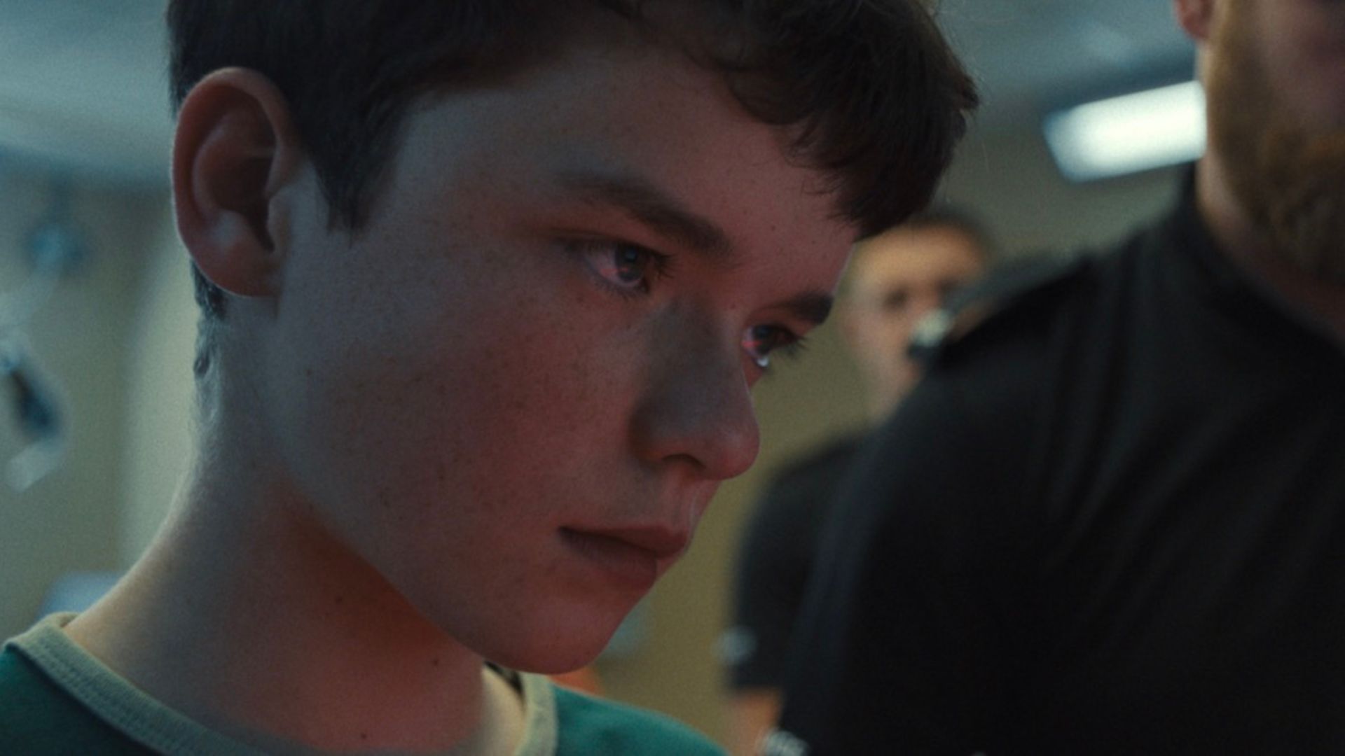 Jamie, protagonista da série Adolescência, da Netflix, chega à delegacia