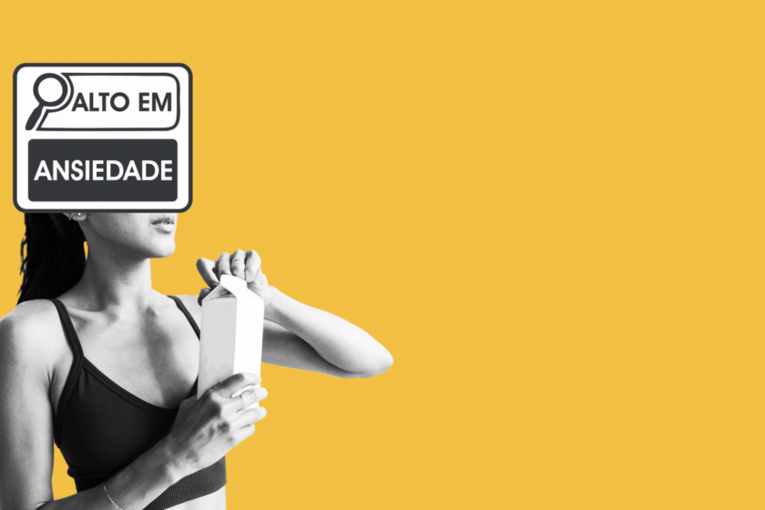 Mulher abre caixa de produto industrializado