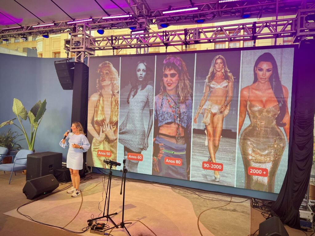 Dani Barg palestrando sobre redes sociais e pressão estética em evento educacional Dani Barg palestrando sobre redes sociais e pressão estética na Feira Internacional do Livro de Ribeirão Preto - Tenda Sesc/Senac