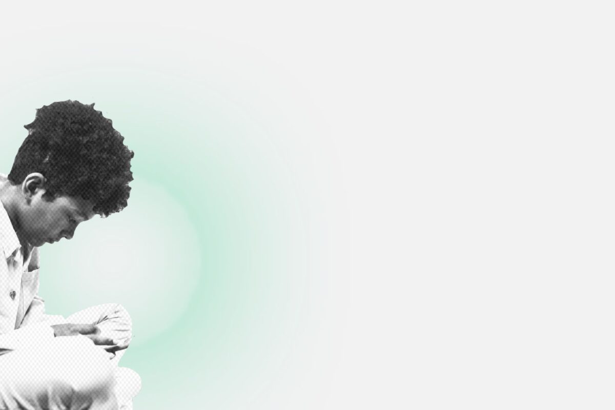 adolescente olhando o celular, representando a pressão estética nas redes sociais entre meninos