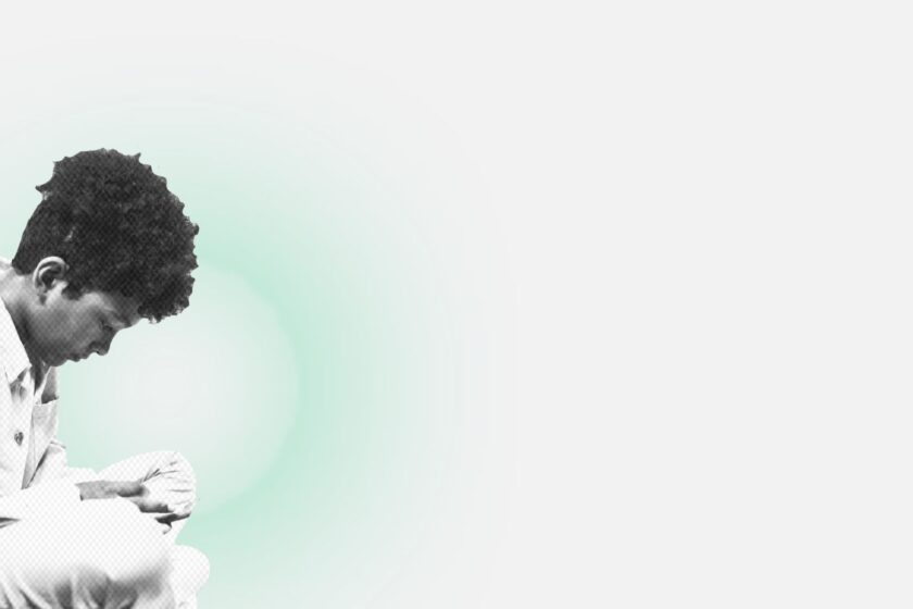 adolescente olhando o celular, representando a pressão estética nas redes sociais entre meninos