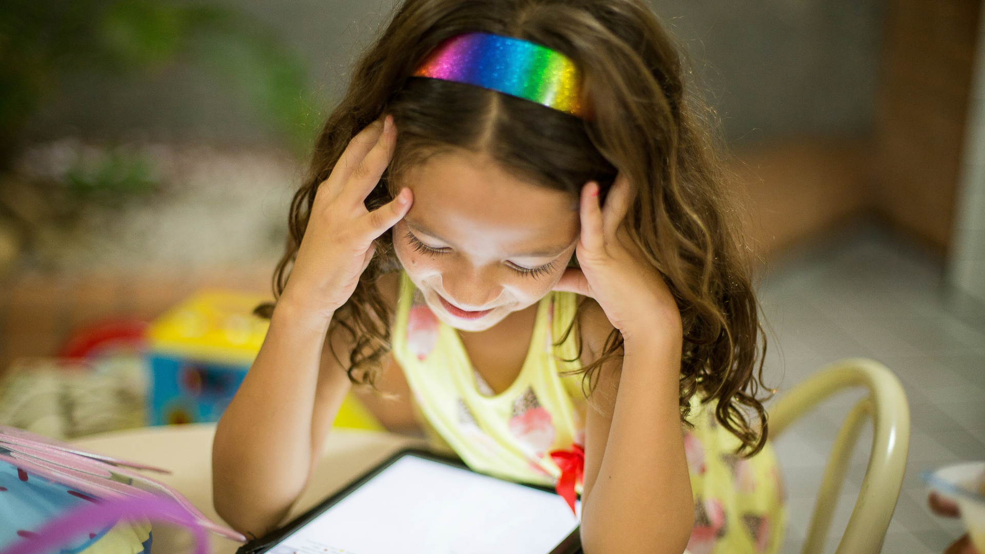 Criança sorrindo enquanto aprende com um tablet, representando o uso responsável da inteligência artificial na educação.