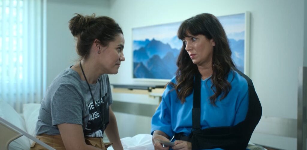 Caro e Vicky, personagens da série Invejosa da Netflix, conversando em uma cena íntima