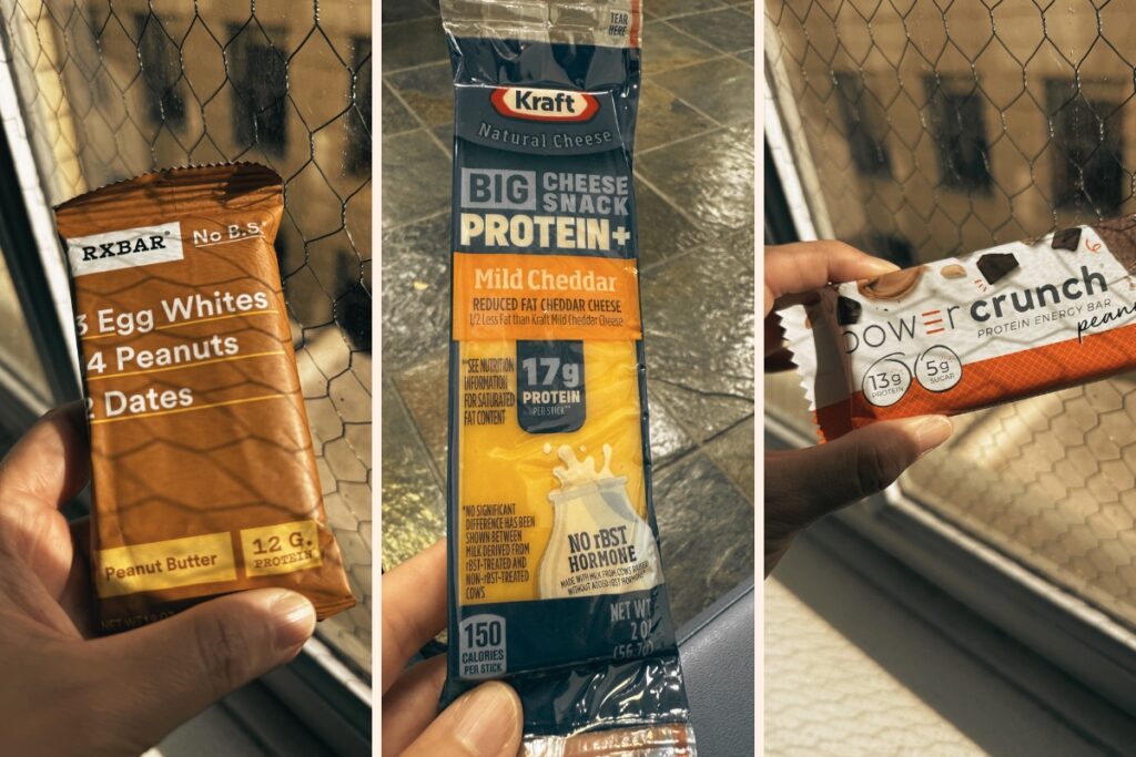 Duas barrinhas proteicas e um pedaço de queijo, representando alimentos ultraprocessados ricos em proteína e o modismo da proteína. Foto by Dani Barg.