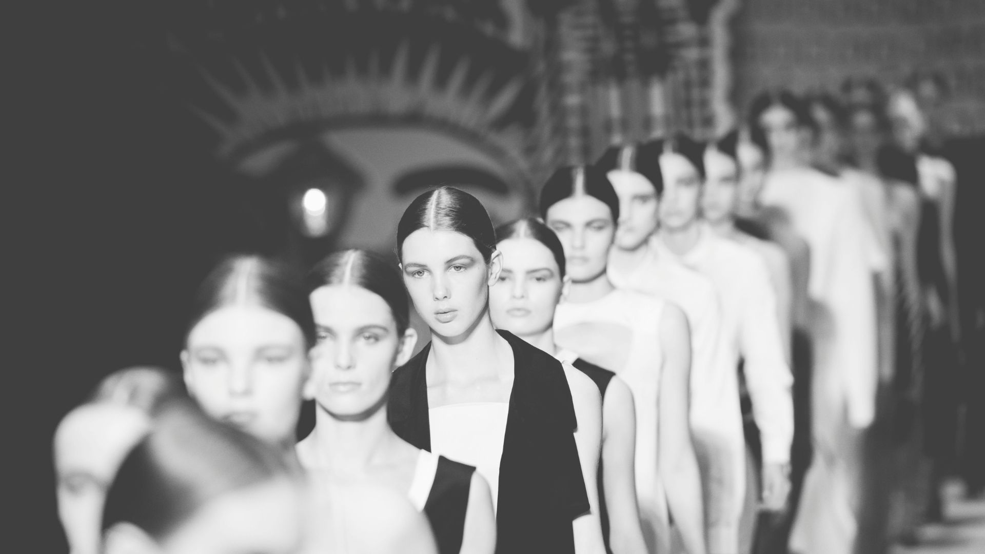 Modelos com corpos semelhantes desfilando na passarela, ilustrando os padrões de beleza restritos na indústria da moda