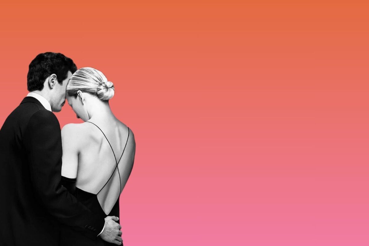 Casal inspirado em John Kennedy Jr e Carolyn Bessette na série Love Story visto de costas