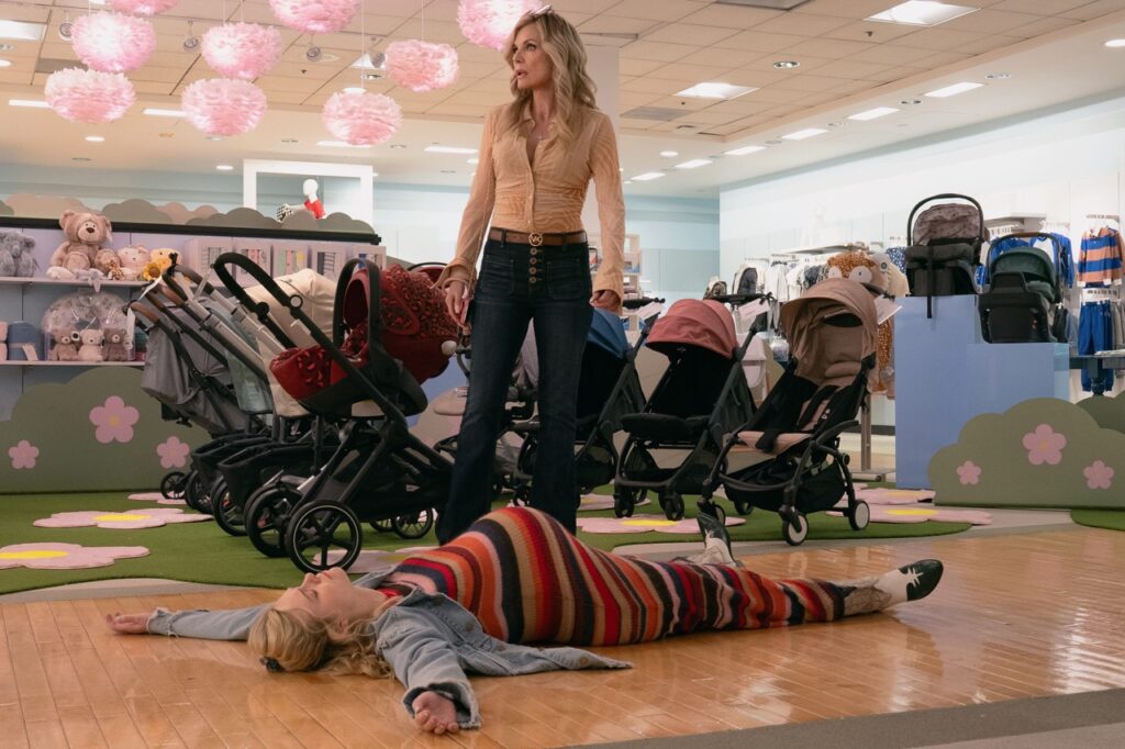 Margot grávida e Shyanne em cena da série Margot Está em Apuros.