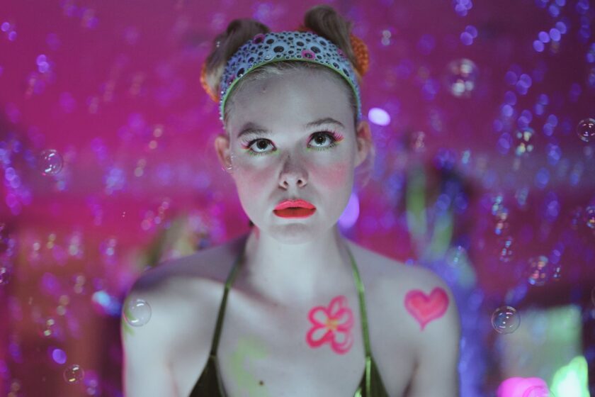Elle Fanning como Margot em cena da série Margot Está em Apuros (Margot Got Money Problems).
