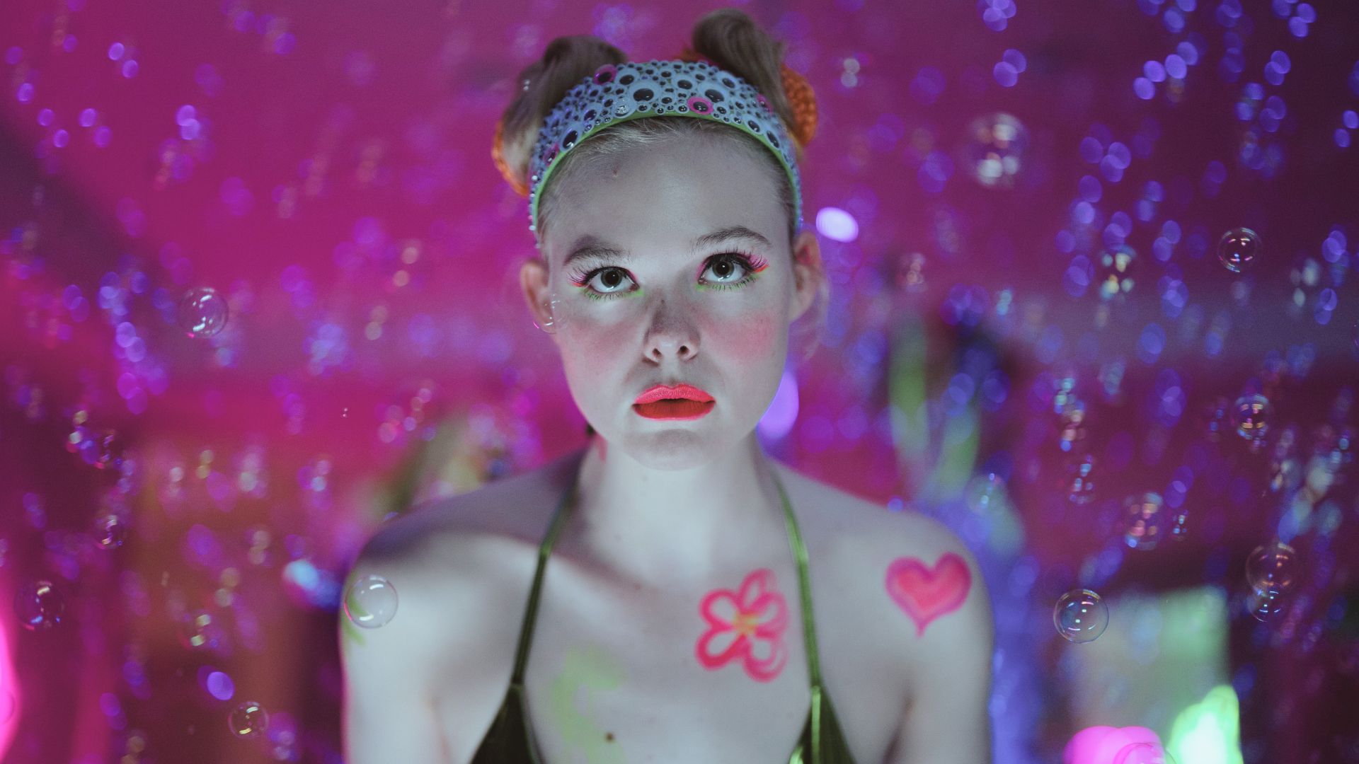 Elle Fanning como Margot em cena da série Margot Está em Apuros (Margot Got Money Problems).